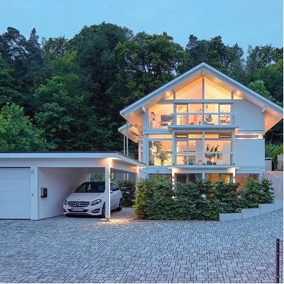 Einfamilienhaus mit heller Fassade am Abend