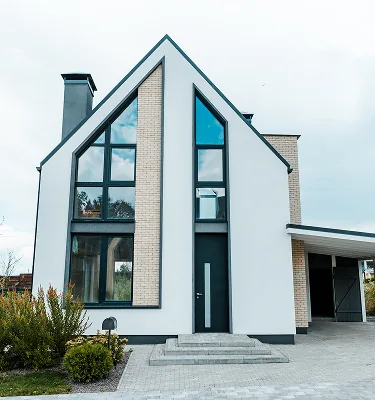 Einfamilienhaus mit weißer Fassade